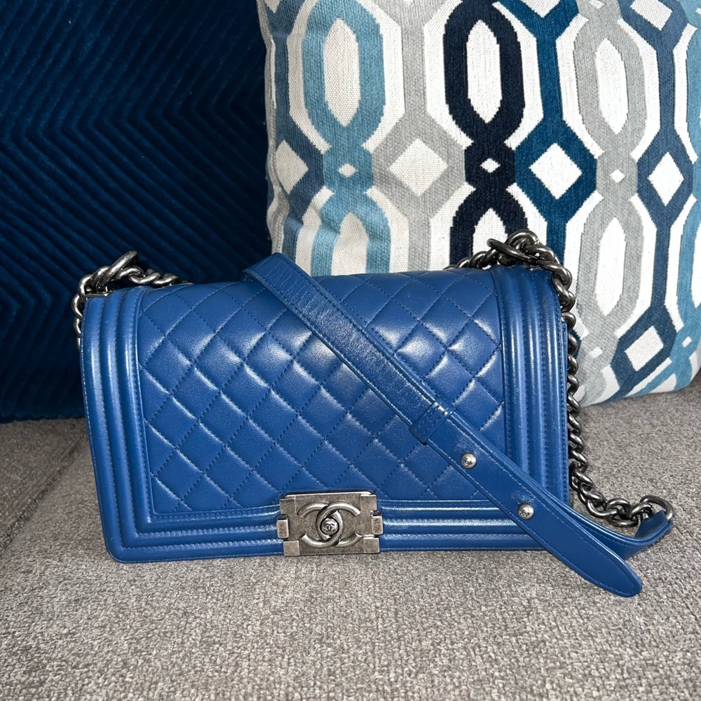 Chanel Boy Medium Blue Lambskin
Measurements: 9.8"L x 3.25"W x 6"H